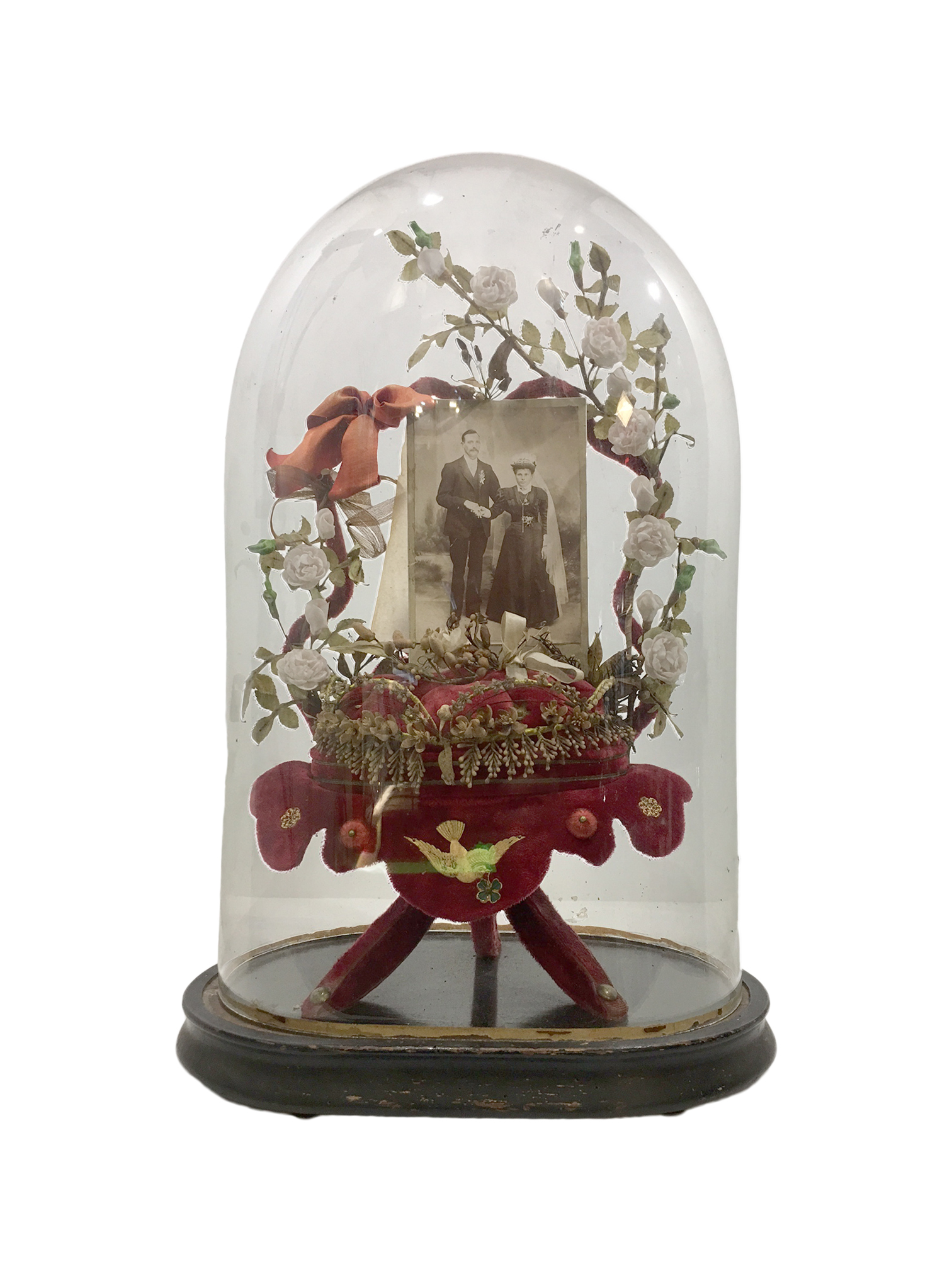 Globe en verre ancien avec petit panier en velour rouge photo ancienne et couronne de mariée sur fond blanc 