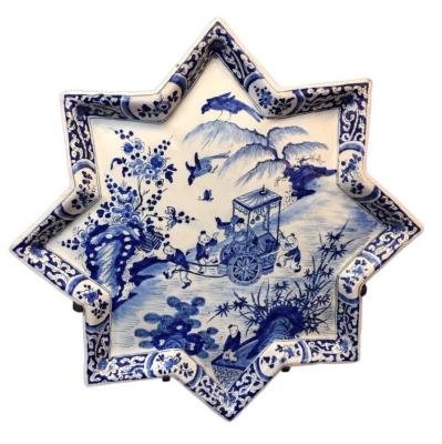 Assiette en forme d'toile  huit branches dcor au chinois bleu et blanc vue de face sur fond blanc