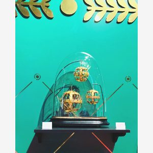 globe en verre ancien avec boule dore  l'intrieur exposotion napoleon 