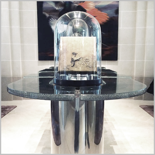 globe en verre ancien dans la conciergerie de l'htel de Crillon 
