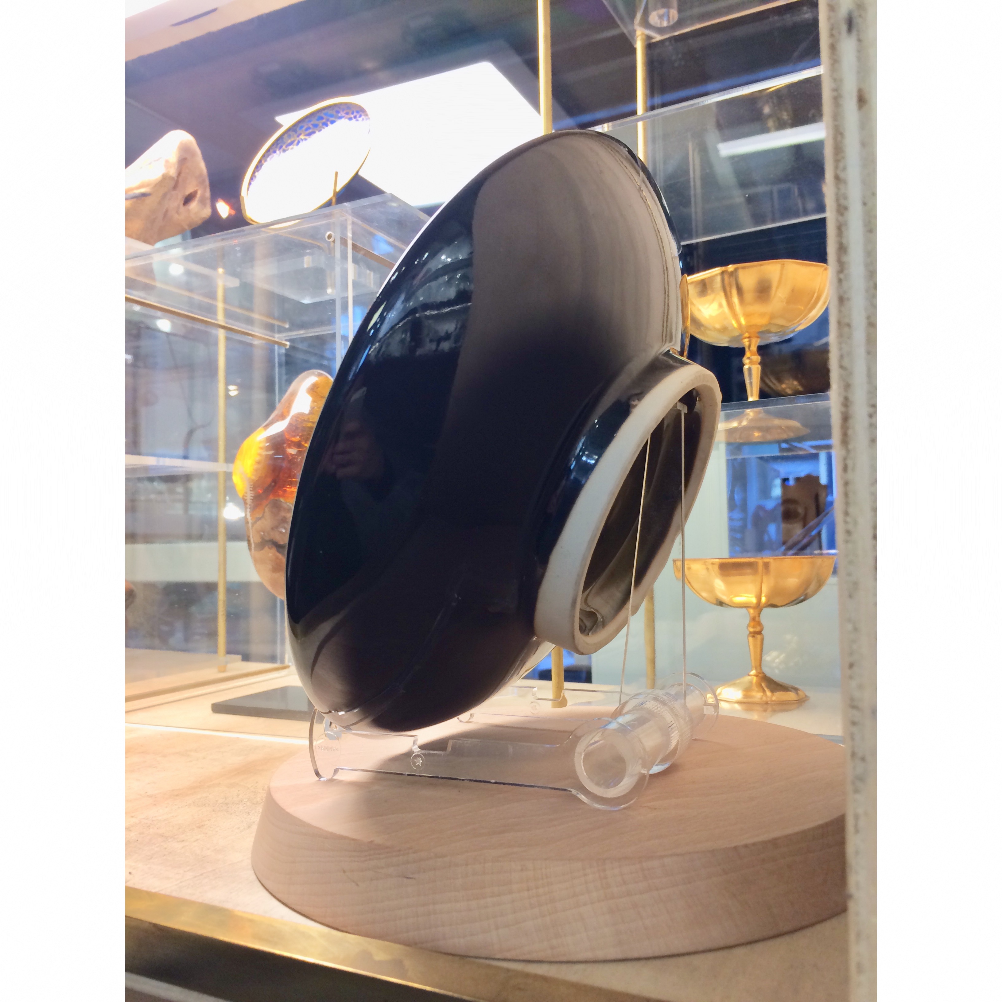 vue de dos d'une assiette prsente sur un support en acrylique transparent sur fond en bois 