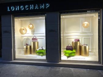 vitrine d'une boutique Longchamp la nuit, sac & prsentoir 