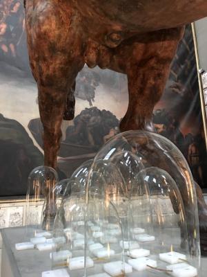 Vue des globes en verre anciens durant la livraison sous les pattes arrires de la statue questre monumentale